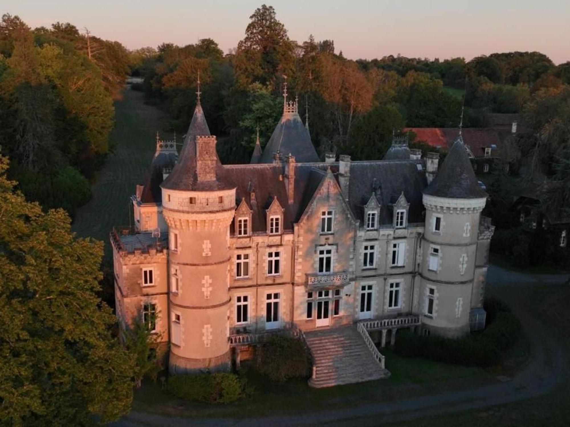 Sejour De Charme Au Chateau Avec Petit-Dejeuner Et Parking - Fr-1-591-705 Cluis Exteriér fotografie