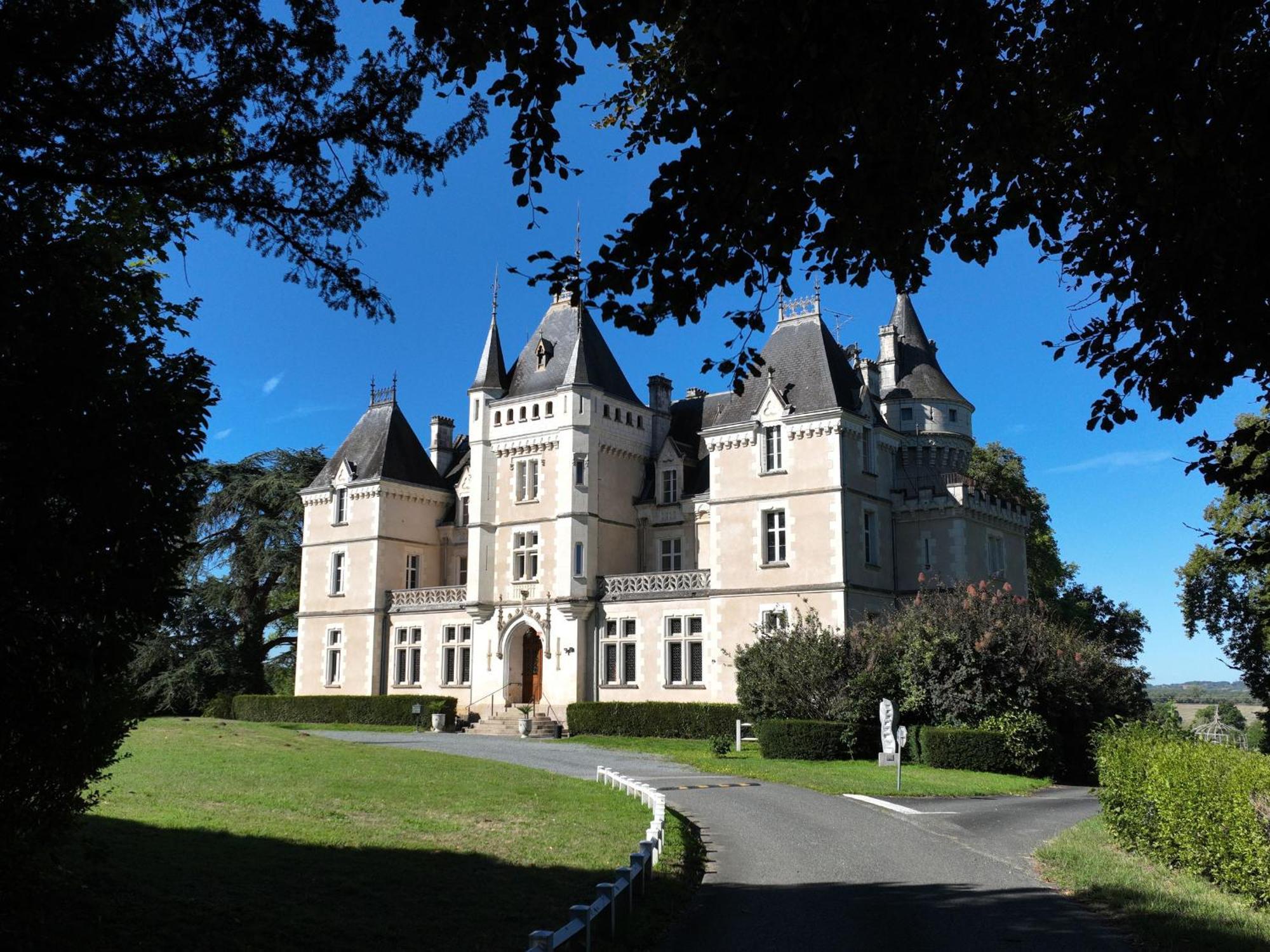 Sejour De Charme Au Chateau Avec Petit-Dejeuner Et Parking - Fr-1-591-705 Cluis Exteriér fotografie